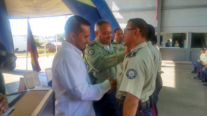 Alcalde Johan Castañeda ascendió a 42 funcionarios de PoliGuacara