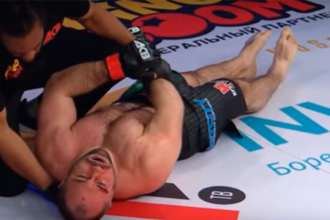 Médicos resucitan a luchador de MMA después de un brutal nocaut (+video)