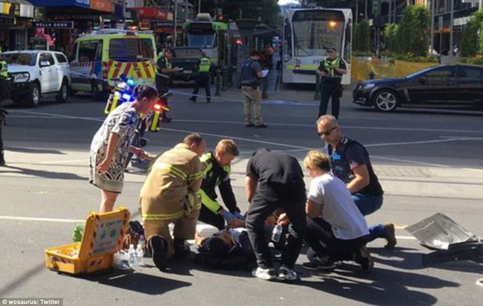 ¡Terror en Australia! Vehículo atropelló a multitud en Melbourne (+fotos)