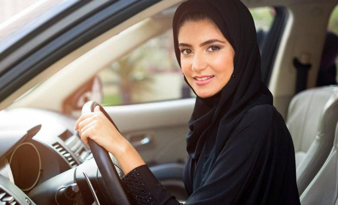 Permitirán a las mujeres saudíes manejar motos y camiones en 2018