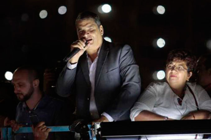 Rafael Correa llegó a Ecuador para liderar campaña contra reelección indefinida