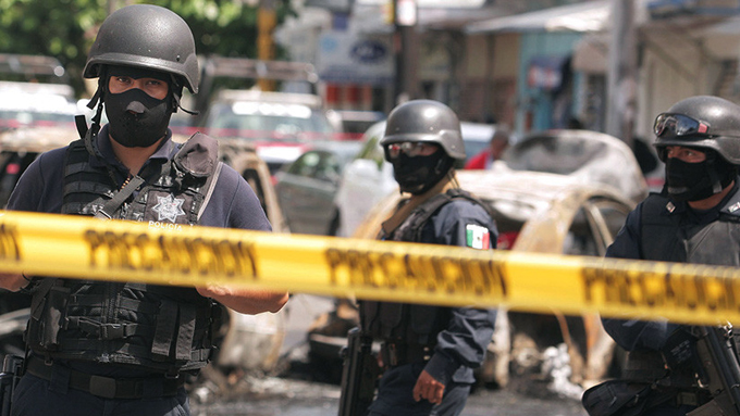 ¡Terror! Encuentran cinco cabezas sobre el capó de un taxi en México