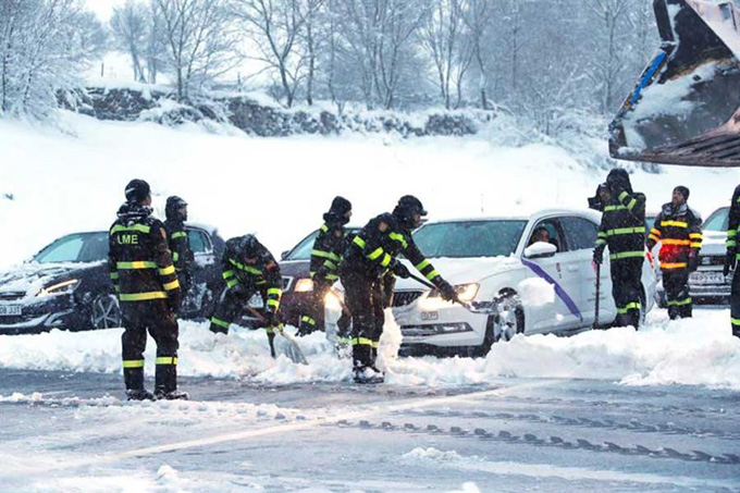 Fuerte nevada atrapó a miles de vehículos y personas en España (+fotos)
