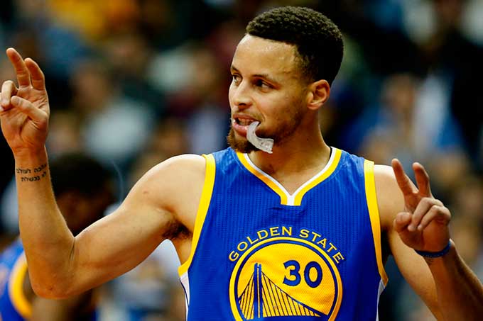 Curry guió a Warriors al triunfo con exhibición ante los Nuggets