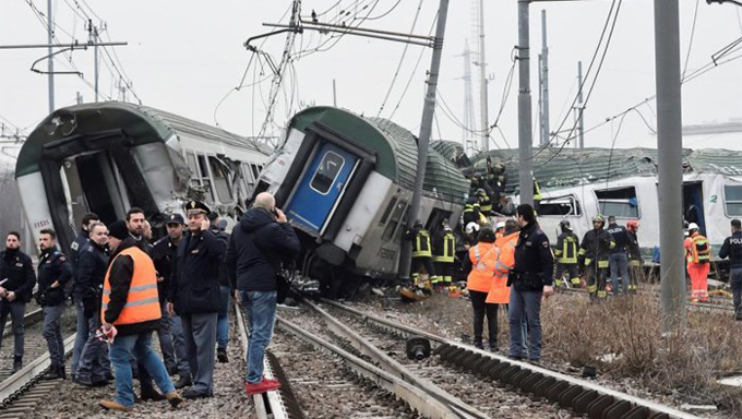 Tren que se descarriló en Italia dejó 3 muertos y un centenar de heridos