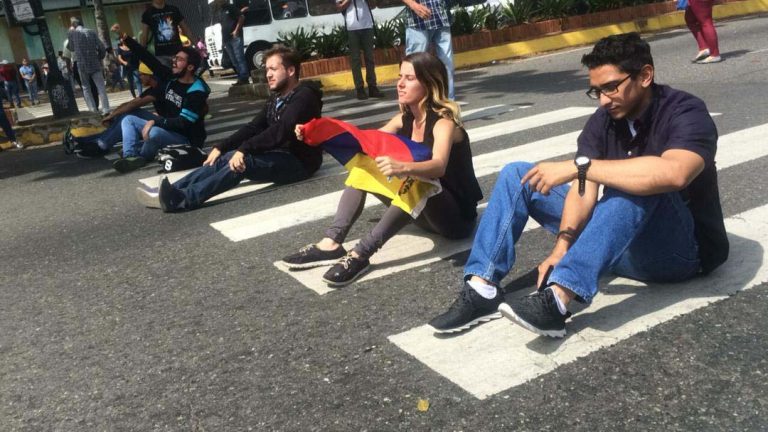 Estudiantes de la UC protestaron por la crisis en Venezuela