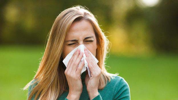 ¡Cuidado! ¿Por qué es peligroso aguantar un estornudo?