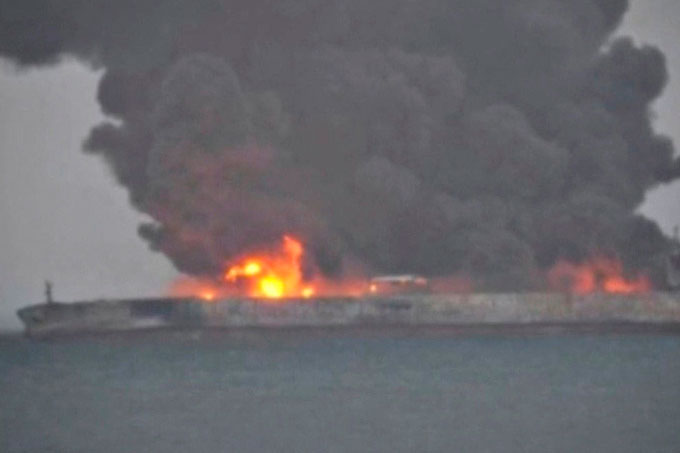 Colisión de un barco petrolero iraní amenaza con explotar en el mar de China