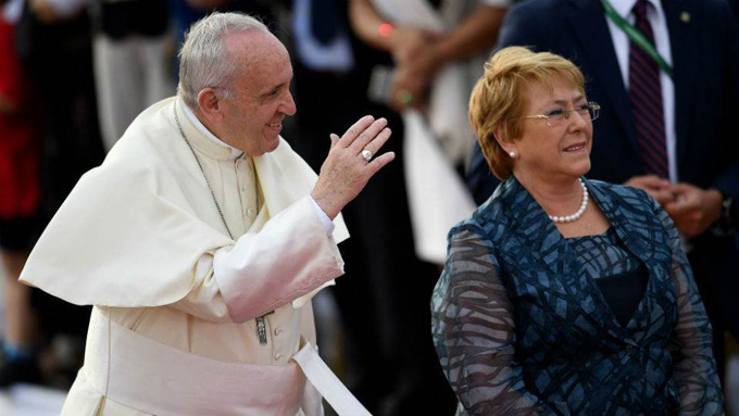 Papa Francisco fue recibido en Chile por la presidenta