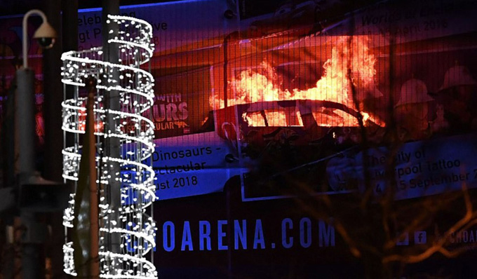 ¡En llamas! Voraz incendio en Liverpool dejó 1.400 autos calcinados