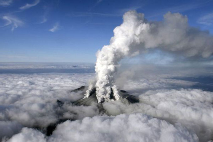 ¡Alarma en Japón! Erupción volcánica dejó un muerto y varios heridos