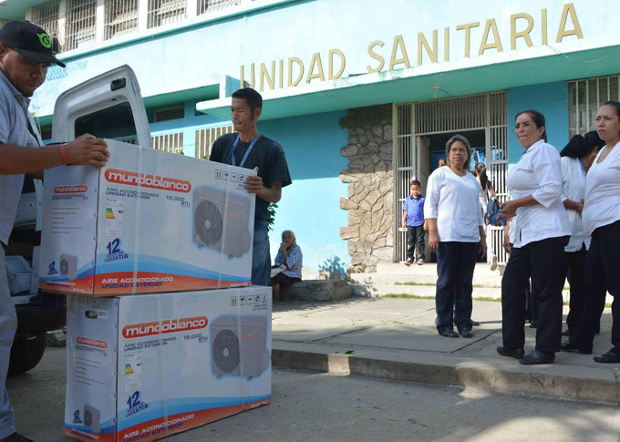 Alcalde Juan Carlos Betancourt entregó aires acondicionados a Distrito Sanitario