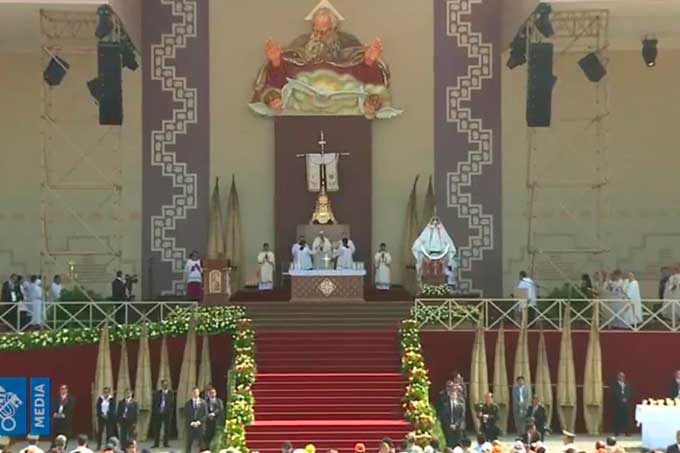 Papa Francisco arribó a Trujillo Perú para oficiar su primera misa