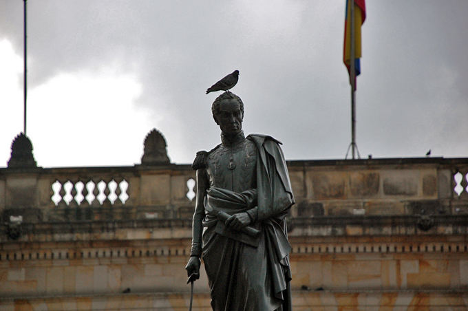 Roban espada de estatua del Libertador Simón Bolívar en Bogotá