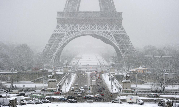 ¡Mal tiempo! Cierran la Torre Eiffel tras fuerte nevada en París
