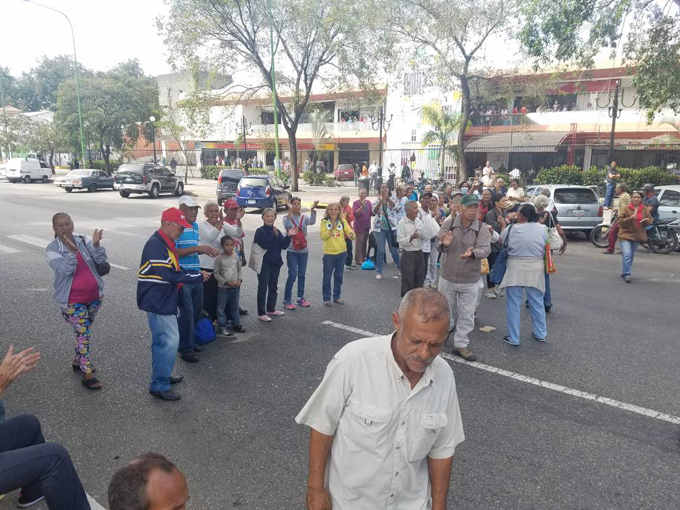 Pensionados protestaron en Redoma de Guaparo por no poder cobrar