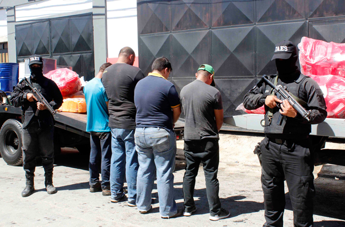 Desmantelan fábrica clandestina de aceites para carros en Maracay