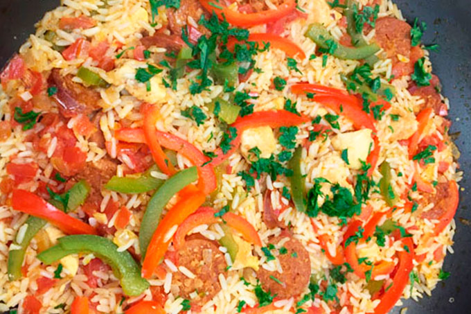 ¡Ideal para almorzar! Degusta exquisito arroz con chorizo y pollo
