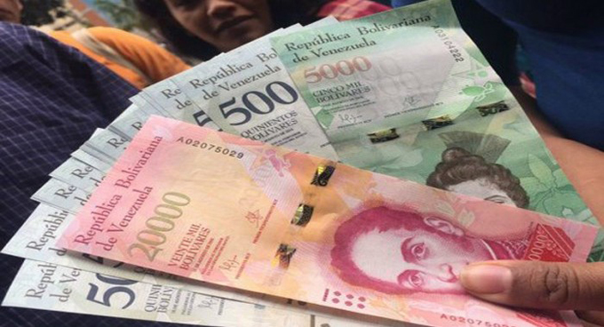 Economista: “Valor del Bolívar no se recuperará con reconversión monetaria»