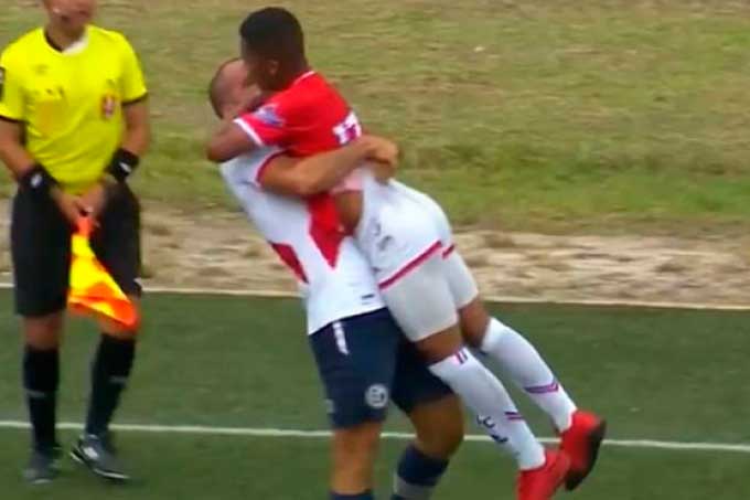 ¡El beso! Jugadores peruanos protagonizaron tremenda escena