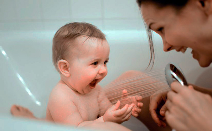 ¿Cómo bañar a un bebé? Aquí 5 consejos para hacerlo