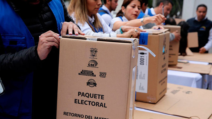 Ecuatorianos se preparan para un referéndum este domingo