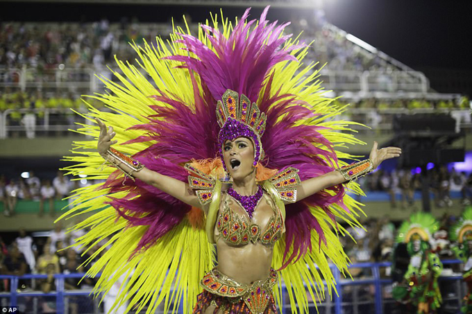 En fotos: ¡Atrevidas! Las garotas que desfilan en carnavales de Río