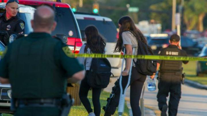 Piden renuncia del director del FBI por tiroteo en Florida