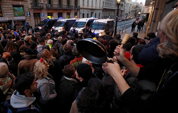 Al menos 19 heridos dejó protesta contra el rey Felipe VI en Barcelona