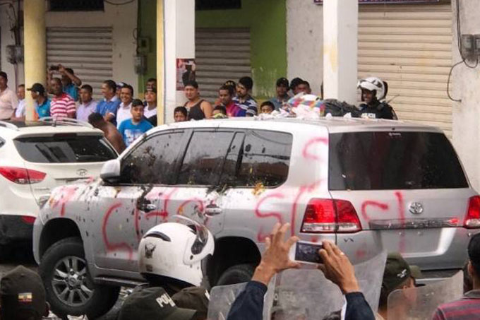 Ecuador: Rafael Correa fue recibido con lluvia de basura y huevos
