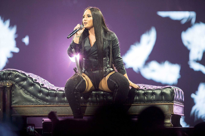 En fotos: Demi Lovato con lencería y en la cama en pleno concierto