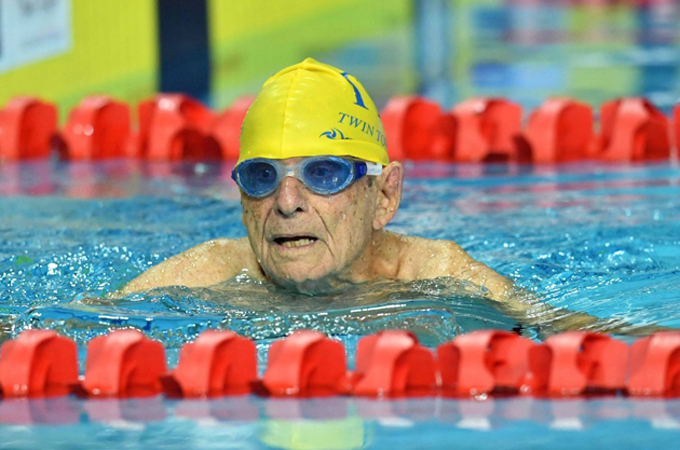 ¡Increíble! Este abuelo rompió récord de natación en 56 segundos