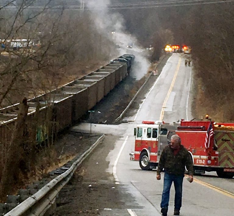 Una persona herida tras choque de tren contra camión cargado de ácido clorhídrico