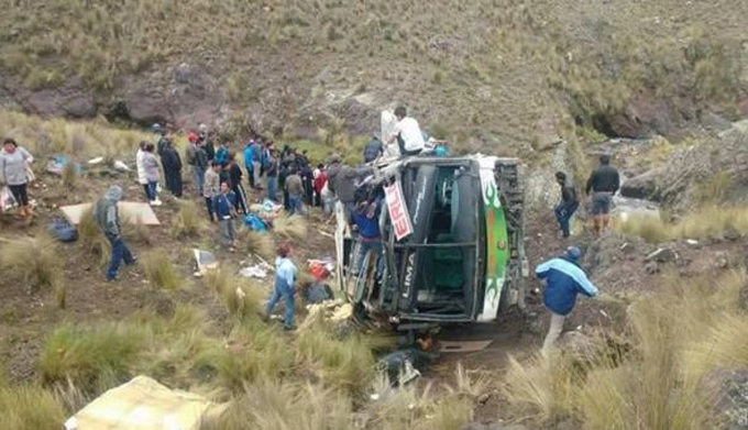 Al menos once personas murieron al caer autobús a un abismo en Perú