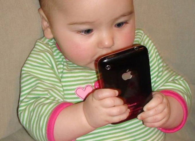 ¡Insólito! Bebé bloqueó el Iphone de su mamá por 47 años