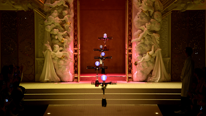 ¡En vídeo! Drones toman pasarela de Dolce & Gabbana