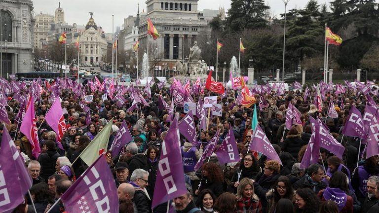 Españolas protagonizan multitudinarias marchas por el Día de la Mujer