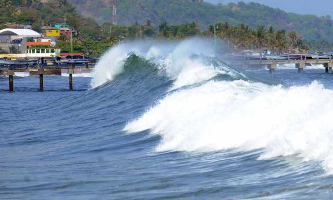 Fuerte oleaje disminuirá este martes en litoral venezolano
