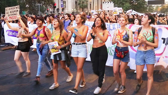 ¡En Chile! Mujeres protestaron semidesnudas contra el feminicidio