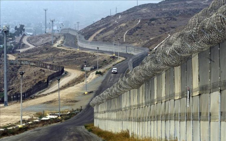 ¡Cercados! Trump escogió prototipo de muro para frontera con México