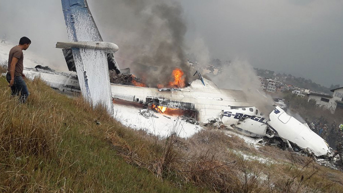 ¡Trágico! Avión se estrelló en Katmandú, Nepal (+fotos)