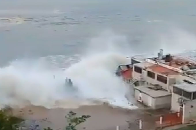 Fuertes olas causaron alarma entre habitantes de Vargas (+video)