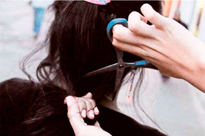 ¡Insólito! Apuñalan a niña para cortarle en cabello en Colombia