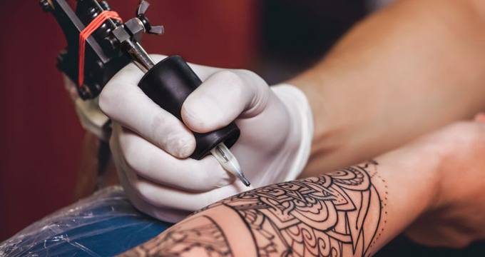En fotos: ¡Nueva tendencia! Tatuajes para decorar tu escote
