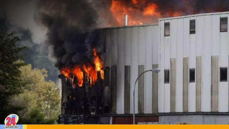 Fuerte incendio en una fábrica de materiales reciclables de Brasil