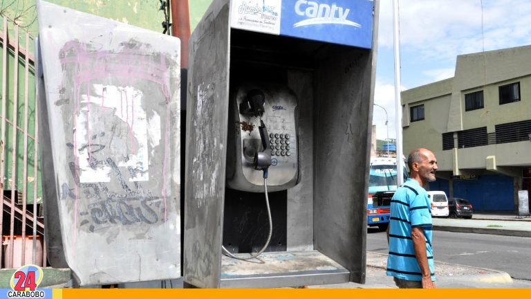 Teléfonos públicos en Valencia destruidos y olvidados