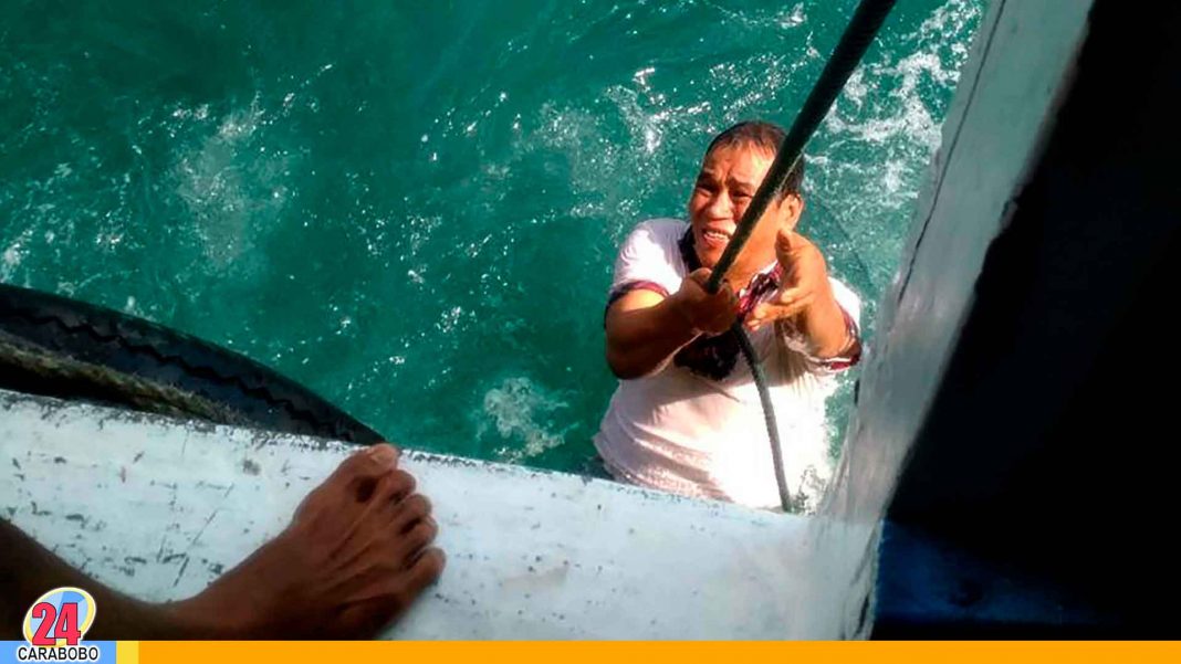 N24C - Pescadores que navegaban en aguas entre Venezuela y Curazao rescataron a dos venezolanos que huían hacia la isla dentro de una nevera sin puertas.