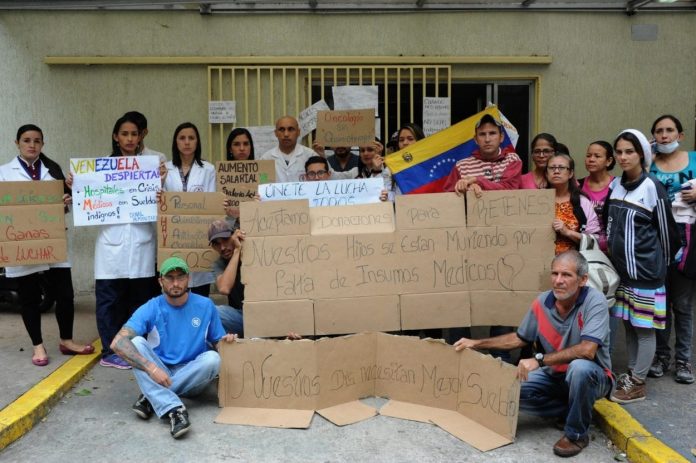 N24C - Trabajadores del sector salud, desde la sede de la Secretaría de ese sector en Caracas; protestaron este lunes para exigir.....