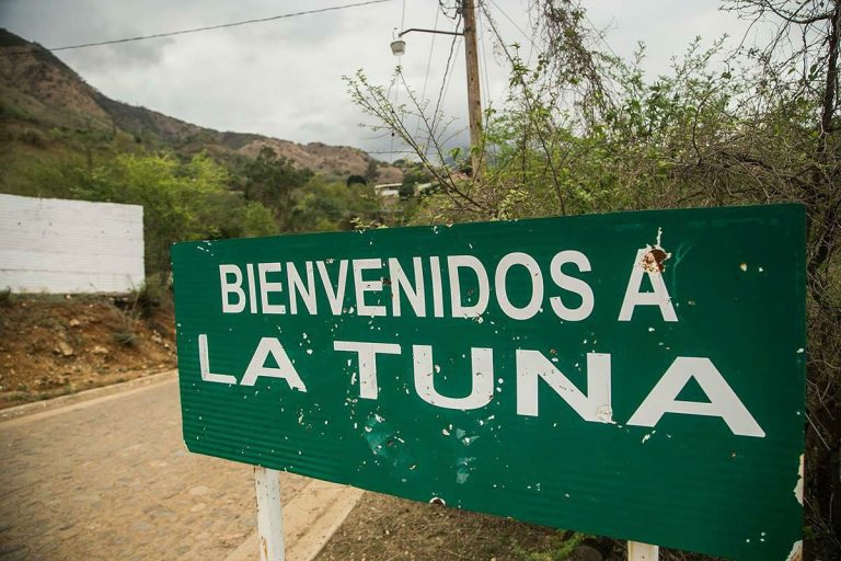 En el pueblo de El Chapo, rezan para que vuelva a escaparse