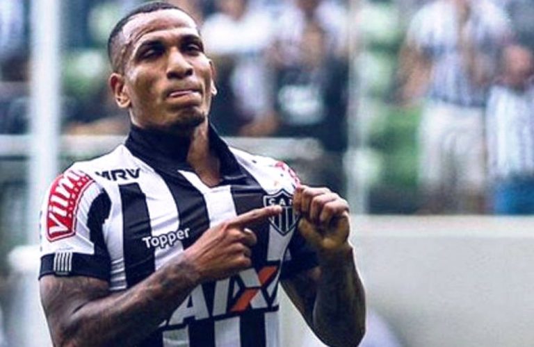 El «escorpión» está de vuelta y aportó para Atlético Mineiro (+ vídeo)